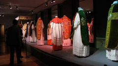 museumsnacht_priesterkleider